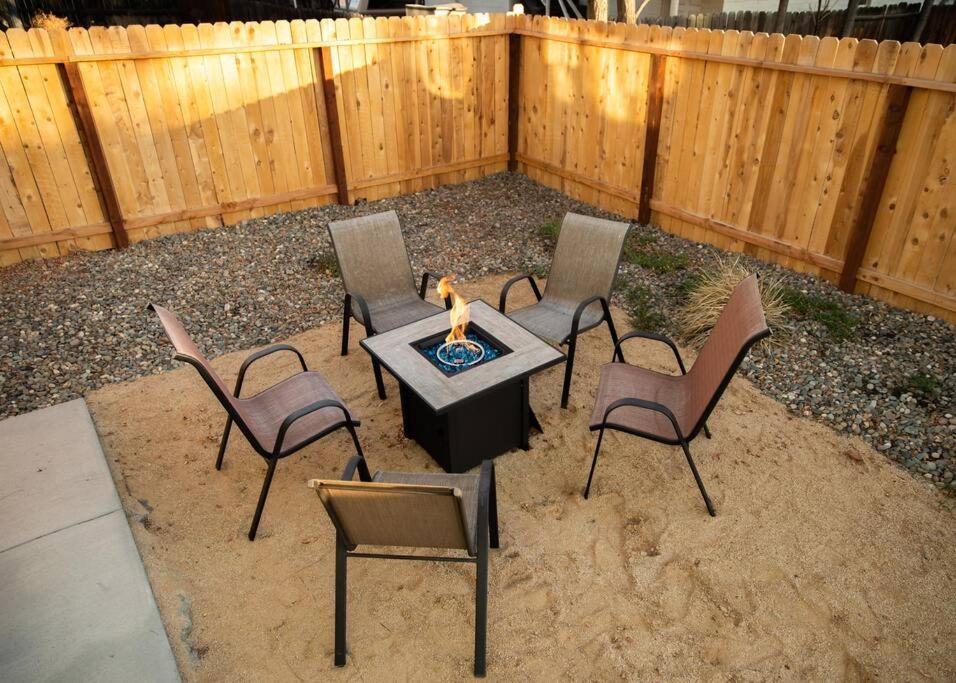 Reno'S Biggest Little House - Cozy Home Theatre Exterior photo