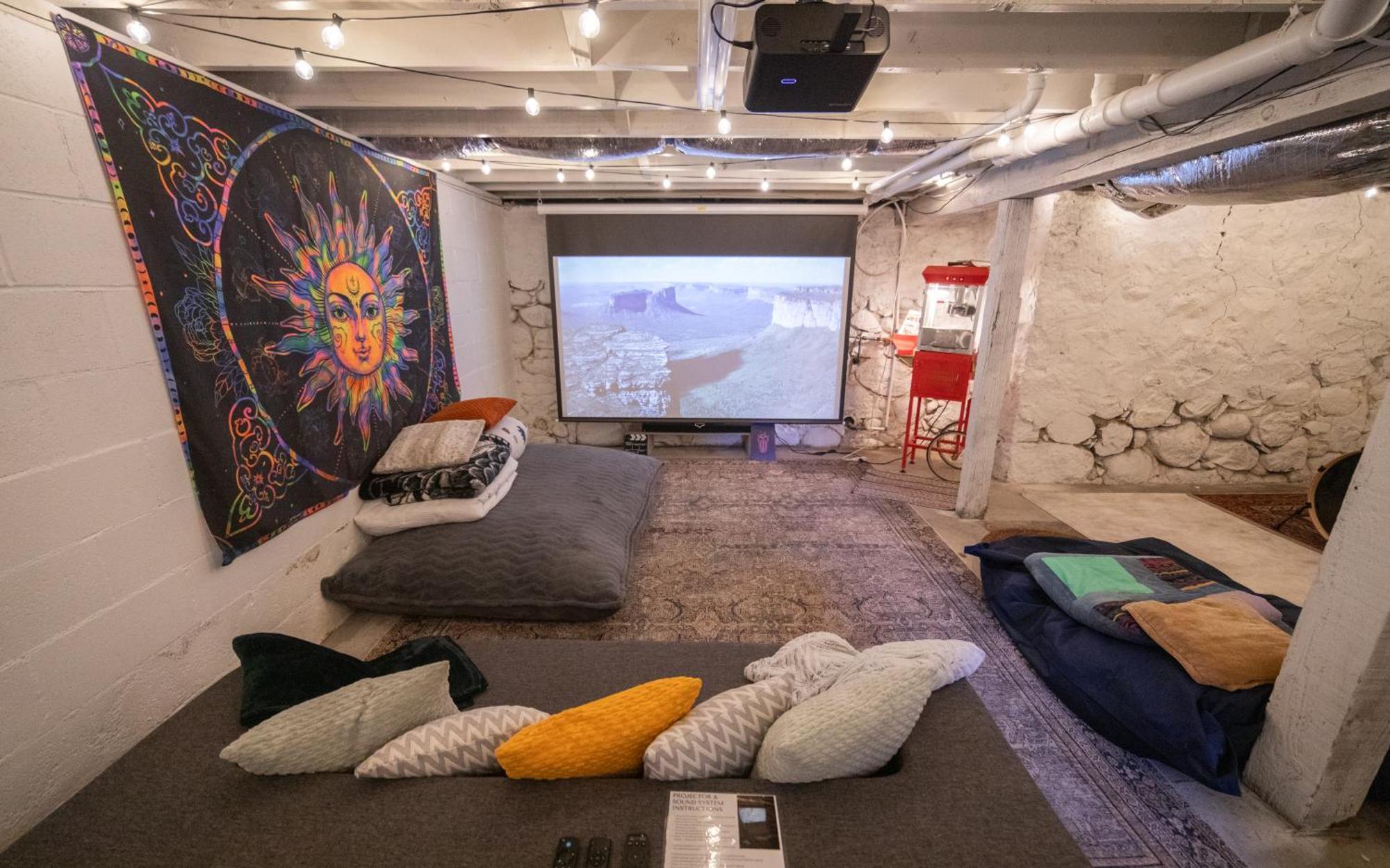 Reno'S Biggest Little House - Cozy Home Theatre Exterior photo