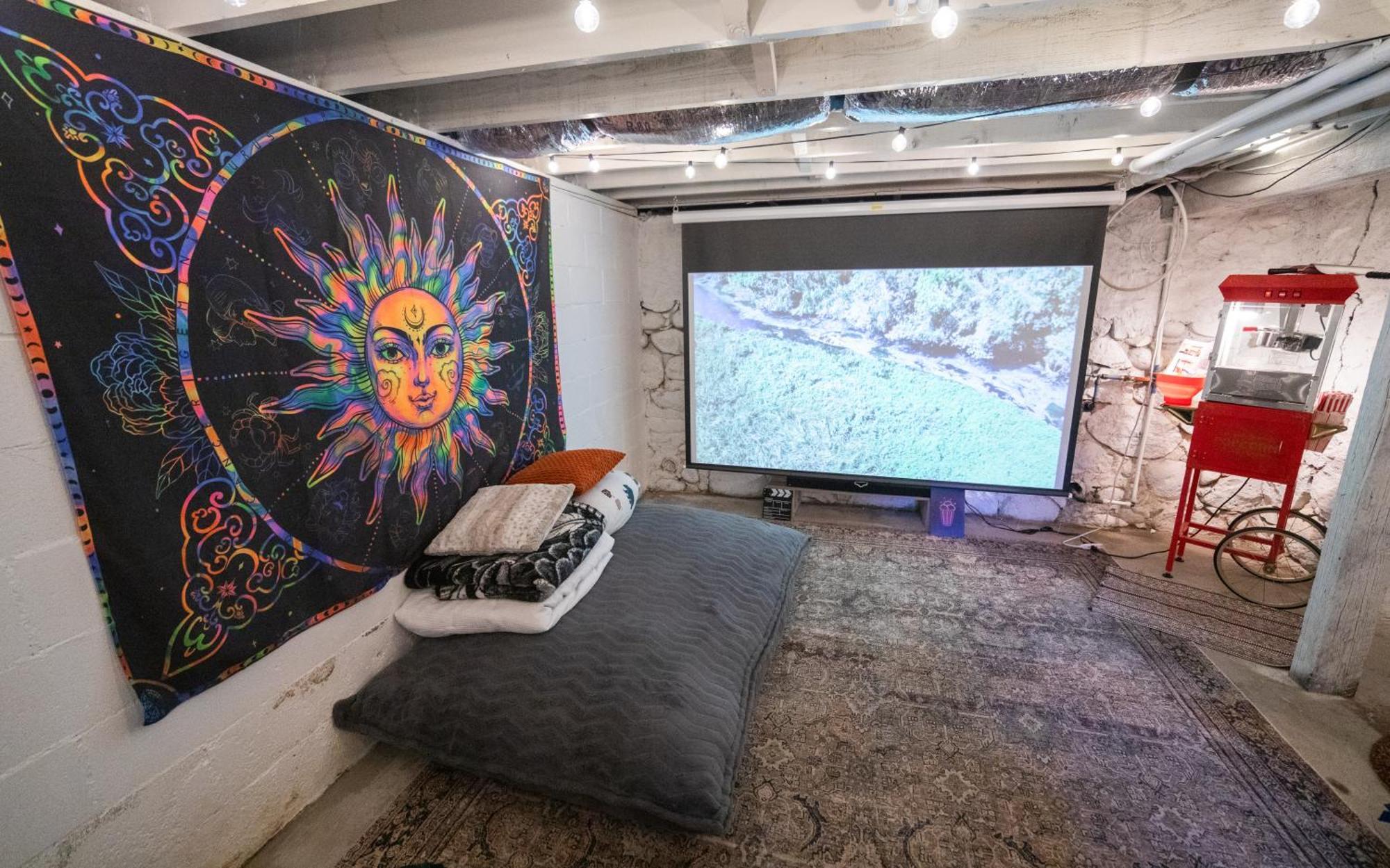 Reno'S Biggest Little House - Cozy Home Theatre Exterior photo