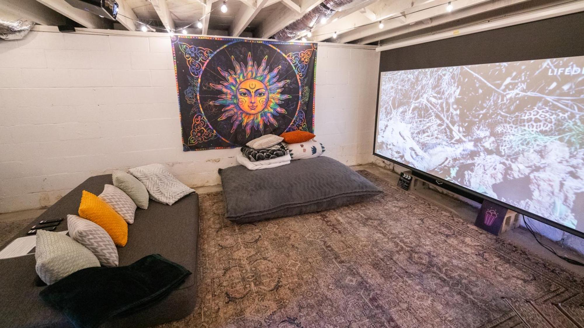 Reno'S Biggest Little House - Cozy Home Theatre Exterior photo