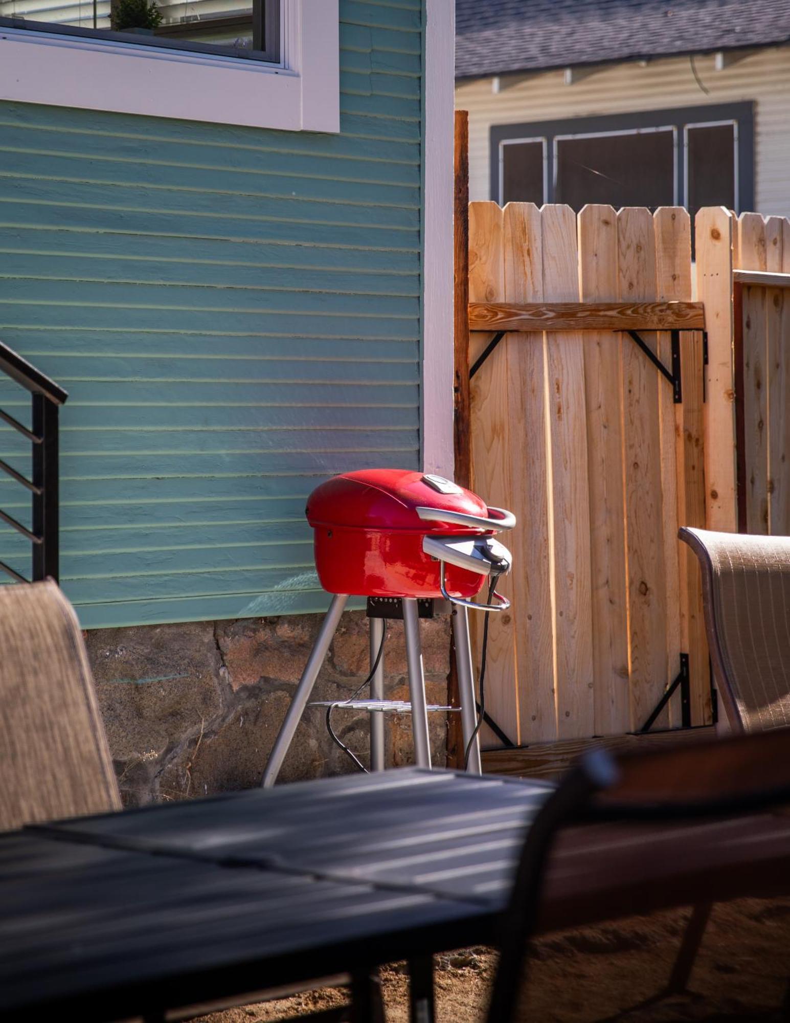 Reno'S Biggest Little House - Cozy Home Theatre Exterior photo